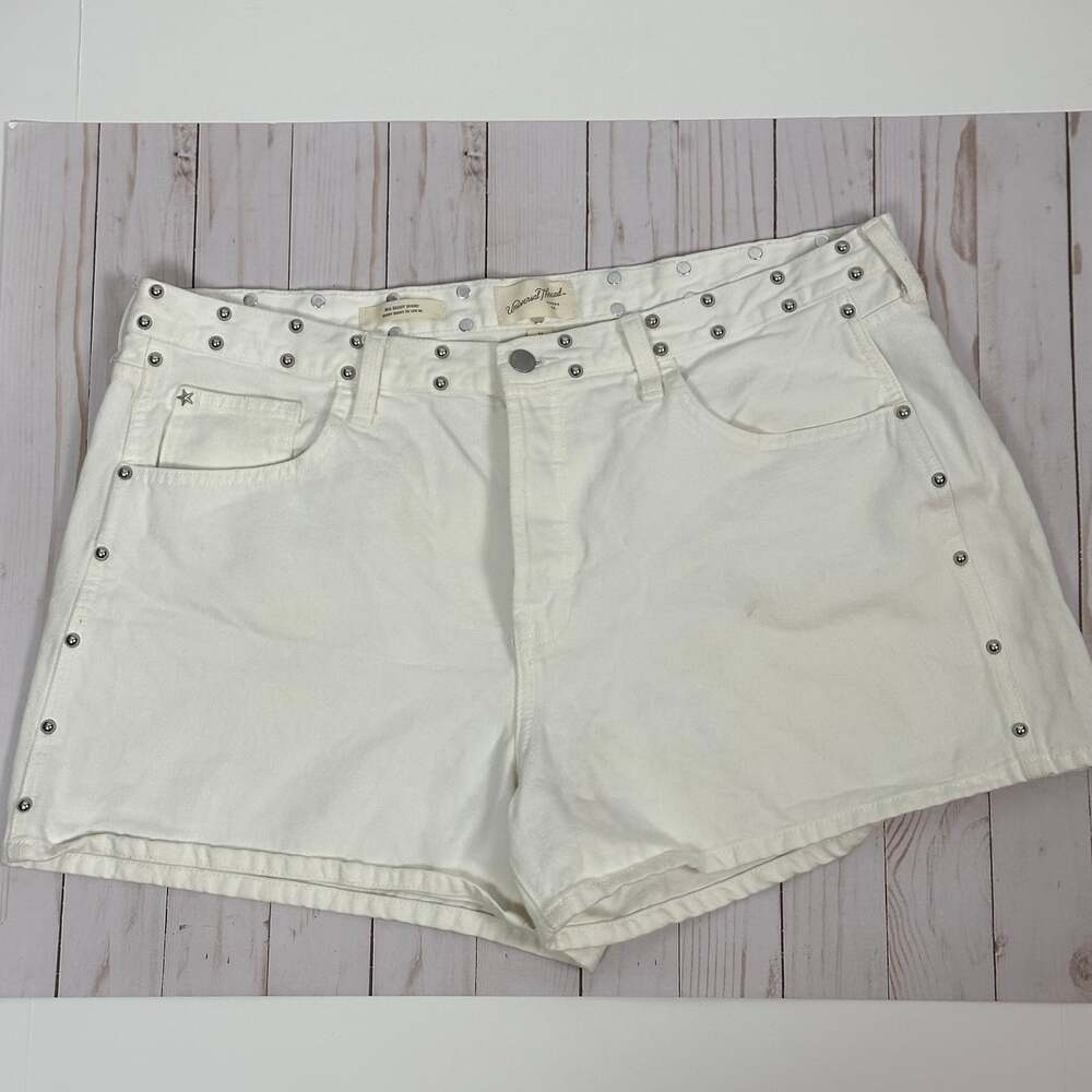 UNIVERSAL THREAD 90s baggy short white denim silver studded jean shorts - size 1